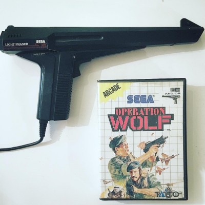 Operation Wolf en boîte et Pistolet Light Phaser - Master System